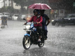 Pilu 2 Bus Jatuh ke Sungai Gegara Tanah Longsor, 63 Orang Hilang