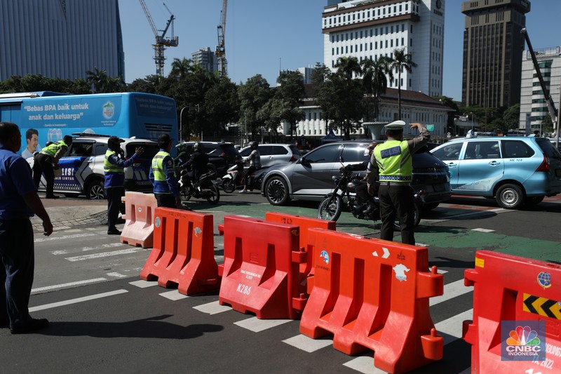 Penutupan ruas jalan jelang demo buruh di kawasan Jalan Medan Merdeka Barat, Jakarta, Senin (8/7/2024). (²©²ÊÍøÕ¾/Tri Susilo) Penutupan ruas jalan jelang demo buruh di kawasan Jalan Medan Merdeka Barat, Jakarta, Senin (8/7/2024). (²©²ÊÍøÕ¾/Tri Susilo)