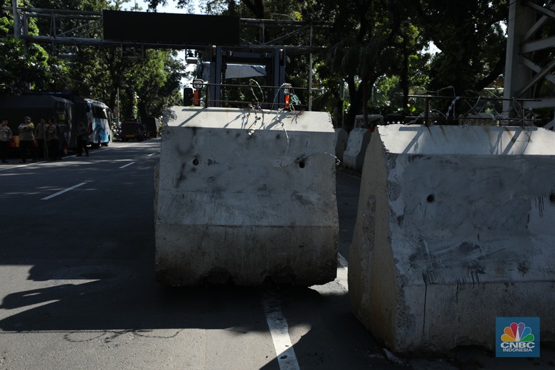 Penutupan ruas jalan jelang demo buruh di kawasan Jalan Medan Merdeka Barat, Jakarta, Senin (8/7/2024). (²©²ÊÍøÕ¾/Tri Susilo) Penutupan ruas jalan jelang demo buruh di kawasan Jalan Medan Merdeka Barat, Jakarta, Senin (8/7/2024). (²©²ÊÍøÕ¾/Tri Susilo)