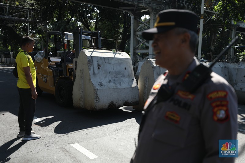 Penutupan ruas jalan jelang demo buruh di kawasan Jalan Medan Merdeka Barat, Jakarta, Senin (8/7/2024). (²©²ÊÍøÕ¾/Tri Susilo) Penutupan ruas jalan jelang demo buruh di kawasan Jalan Medan Merdeka Barat, Jakarta, Senin (8/7/2024). (²©²ÊÍøÕ¾/Tri Susilo)