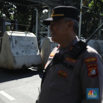 Polisi Tutup Jalan Menuju Istana Negara, Buruh Demo Tolak Omnibus Law