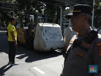 Polisi Tutup Jalan Menuju Istana Negara, Buruh Demo Tolak Omnibus Law