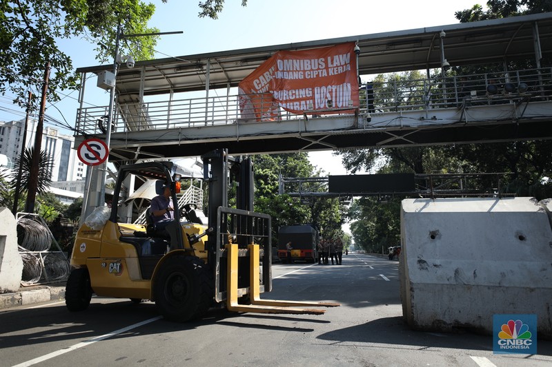 Penutupan ruas jalan jelang demo buruh di kawasan Jalan Medan Merdeka Barat, Jakarta, Senin (8/7/2024). (²©²ÊÍøÕ¾/Tri Susilo) Penutupan ruas jalan jelang demo buruh di kawasan Jalan Medan Merdeka Barat, Jakarta, Senin (8/7/2024). (²©²ÊÍøÕ¾/Tri Susilo)