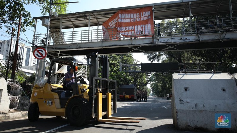 Penutupan ruas jalan jelang demo buruh di kawasan Jalan Medan Merdeka Barat, Jakarta, Senin (8/7/2024). (վ/Tri Susilo)