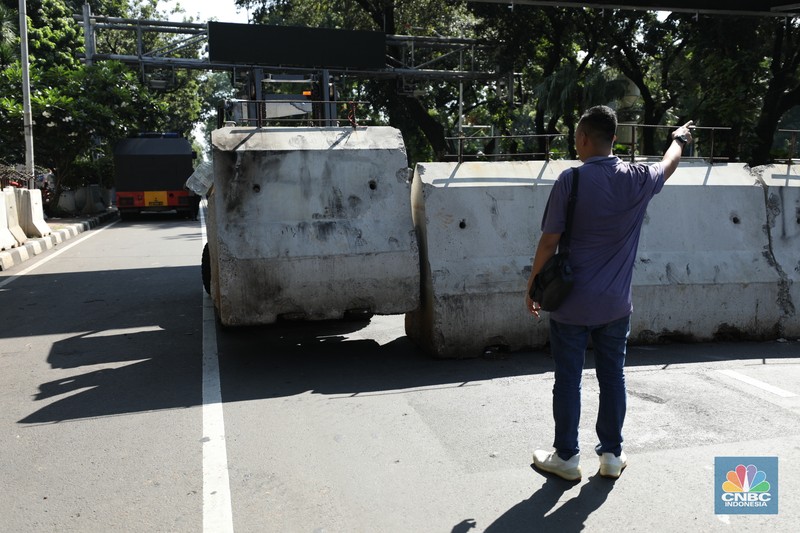 Penutupan ruas jalan jelang demo buruh di kawasan Jalan Medan Merdeka Barat, Jakarta, Senin (8/7/2024). (²©²ÊÍøÕ¾/Tri Susilo) Penutupan ruas jalan jelang demo buruh di kawasan Jalan Medan Merdeka Barat, Jakarta, Senin (8/7/2024). (²©²ÊÍøÕ¾/Tri Susilo)