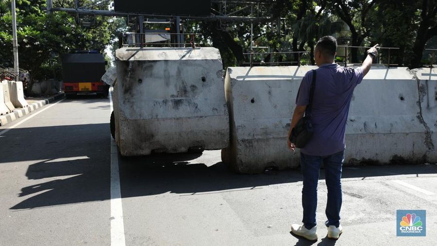 Penutupan ruas jalan jelang demo buruh di kawasan Jalan Medan Merdeka Barat, Jakarta, Senin (8/7/2024). (վ/Tri Susilo)