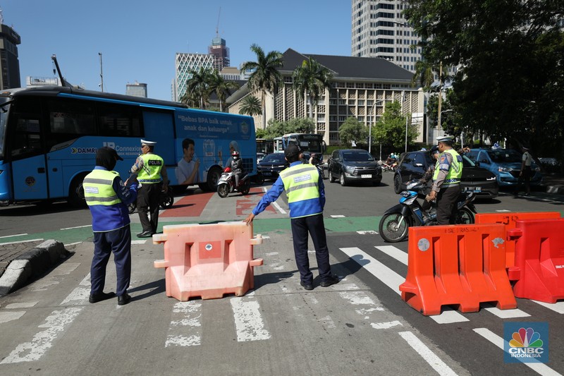 Penutupan ruas jalan jelang demo buruh di kawasan Jalan Medan Merdeka Barat, Jakarta, Senin (8/7/2024). (²©²ÊÍøÕ¾/Tri Susilo) Penutupan ruas jalan jelang demo buruh di kawasan Jalan Medan Merdeka Barat, Jakarta, Senin (8/7/2024). (²©²ÊÍøÕ¾/Tri Susilo)
