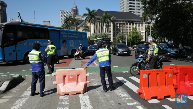Penutupan ruas jalan jelang demo buruh di kawasan Jalan Medan Merdeka Barat, Jakarta, Senin (8/7/2024). (վ/Tri Susilo)