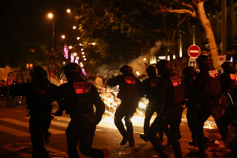 Seorang pengunjuk rasa melemparkan molotov saat bentrokan dengan polisi menyusul hasil parsial pada putaran kedua pemilihan awal parlemen Prancis, di Place de la Republique di Paris, Prancis, Minggu (7/7/2024). (REUTERS/Yara Nardi) Seorang pengunjuk rasa melemparkan molotov saat bentrokan dengan polisi menyusul hasil parsial pada putaran kedua pemilihan awal parlemen Prancis, di Place de la Republique di Paris, Prancis, Minggu (7/7/2024). (REUTERS/Yara Nardi)