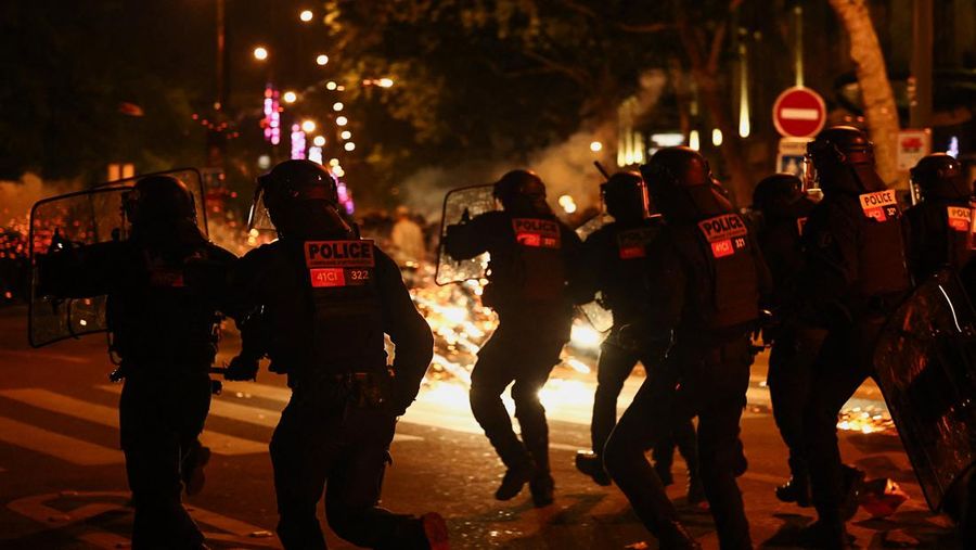 Seorang pengunjuk rasa melemparkan molotov saat bentrokan dengan polisi menyusul hasil parsial pada putaran kedua pemilihan awal parlemen Prancis, di Place de la Republique di Paris, Prancis, Minggu (7/7/2024). (REUTERS/Yara Nardi)
