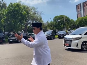 Pastikan Pulih Usai Operasi, Prabowo Pamer Gaya Silat-Lari Kecil di Istana