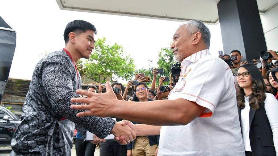 Presiden Partai Keadilan Sejahtera (PKS) Ahmad Syaikhu menyambut kedatangan Ketua Umum Partai Solidaritas Indonesia (PSI) Kaesang Pangarep di kantor DPTP PKS, Jakarta Selatan, Senin (8/7/2024) sore ini. (X @PKSejahtera)