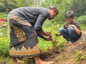 Warga Sidorejo Klaten Gotong Royong Tanam Bibit Pohon di Kampung Siluman