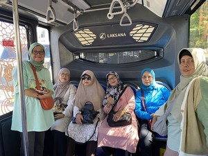 Senangnya Rombongan Emak-emak Ini Jajal BISKITA Trans Depok