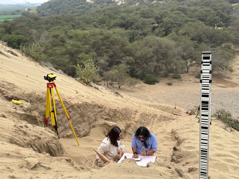 Sebuah tim arkeolog sedang mengerjakan apa yang tampak seperti bagian dari kuil upacara berusia 4.000 tahun yang terkubur di bukit pasir di Peru utara, di Lambayeque, Peru, dalam gambar yang diperoleh Reuters pada 5 Juli 2024. Sebuah tim arkeolog sedang mengerjakan apa yang tampak seperti bagian dari kuil upacara berusia 4.000 tahun yang terkubur di bukit pasir di Peru utara, di Lambayeque, Peru, dalam gambar yang diperoleh Reuters pada 5 Juli 2024. (Tangkapan Layar Video Reuters)