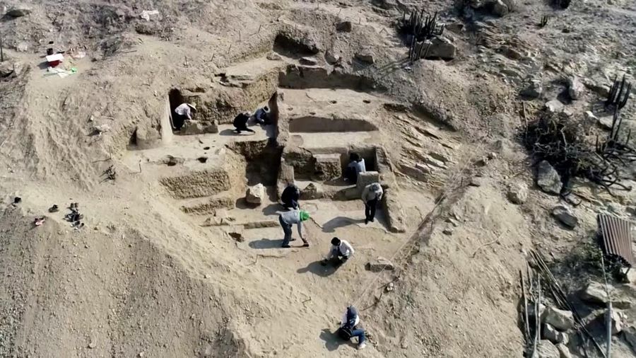 Sebuah tim arkeolog sedang mengerjakan apa yang tampak seperti bagian dari kuil upacara berusia 4.000 tahun yang terkubur di bukit pasir di Peru utara, di Lambayeque, Peru, dalam gambar yang diperoleh Reuters pada 5 Juli 2024. (Tangkapan Layar Video Reuters)
