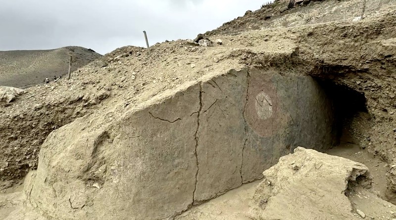 Sebuah tim arkeolog sedang mengerjakan apa yang tampak seperti bagian dari kuil upacara berusia 4.000 tahun yang terkubur di bukit pasir di Peru utara, di Lambayeque, Peru, dalam gambar yang diperoleh Reuters pada 5 Juli 2024. Sebuah tim arkeolog sedang mengerjakan apa yang tampak seperti bagian dari kuil upacara berusia 4.000 tahun yang terkubur di bukit pasir di Peru utara, di Lambayeque, Peru, dalam gambar yang diperoleh Reuters pada 5 Juli 2024. (Tangkapan Layar Video Reuters)