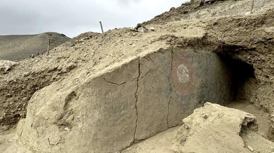 Sebuah tim arkeolog sedang mengerjakan apa yang tampak seperti bagian dari kuil upacara berusia 4.000 tahun yang terkubur di bukit pasir di Peru utara, di Lambayeque, Peru, dalam gambar yang diperoleh Reuters pada 5 Juli 2024. (Tangkapan Layar Video Reuters)