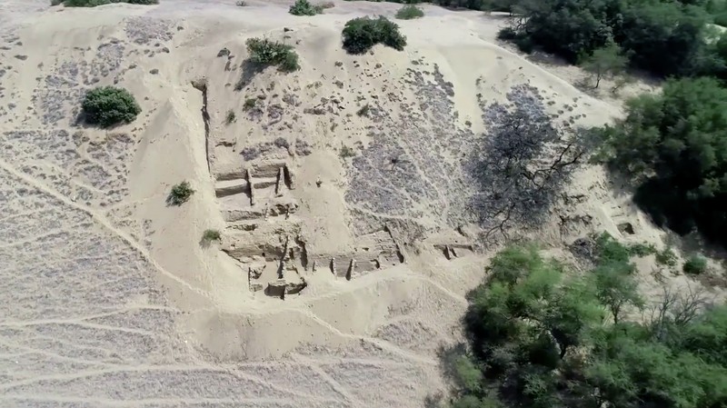 Sebuah tim arkeolog sedang mengerjakan apa yang tampak seperti bagian dari kuil upacara berusia 4.000 tahun yang terkubur di bukit pasir di Peru utara, di Lambayeque, Peru, dalam gambar yang diperoleh Reuters pada 5 Juli 2024. Sebuah tim arkeolog sedang mengerjakan apa yang tampak seperti bagian dari kuil upacara berusia 4.000 tahun yang terkubur di bukit pasir di Peru utara, di Lambayeque, Peru, dalam gambar yang diperoleh Reuters pada 5 Juli 2024. (Tangkapan Layar Video Reuters)