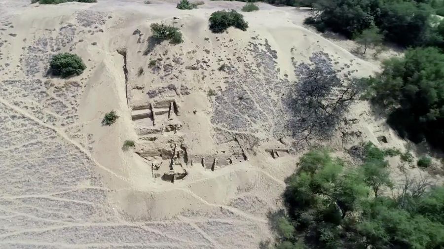 Sebuah tim arkeolog sedang mengerjakan apa yang tampak seperti bagian dari kuil upacara berusia 4.000 tahun yang terkubur di bukit pasir di Peru utara, di Lambayeque, Peru, dalam gambar yang diperoleh Reuters pada 5 Juli 2024. (Tangkapan Layar Video Reuters)