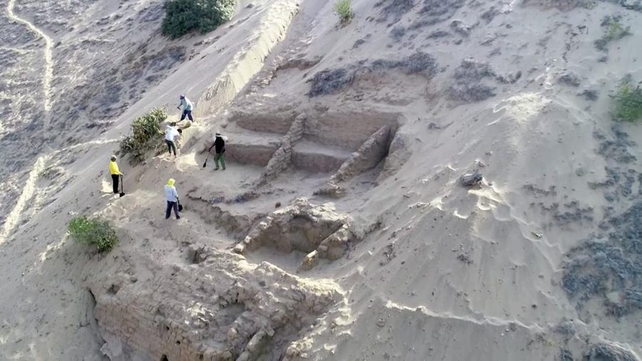 Sebuah tim arkeolog sedang mengerjakan apa yang tampak seperti bagian dari kuil upacara berusia 4.000 tahun yang terkubur di bukit pasir di Peru utara, di Lambayeque, Peru, dalam gambar yang diperoleh Reuters pada 5 Juli 2024. (Tangkapan Layar Video Reuters)