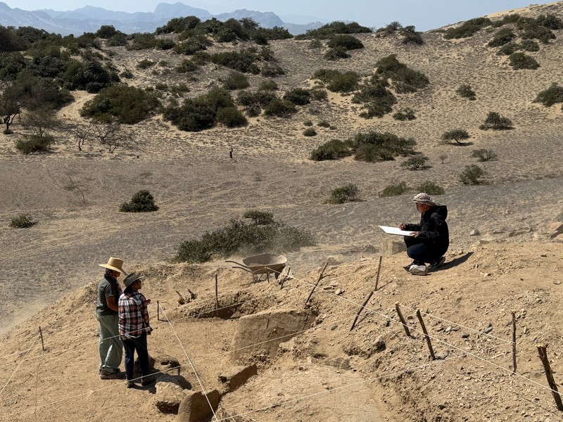 Sebuah tim arkeolog sedang mengerjakan apa yang tampak seperti bagian dari kuil upacara berusia 4.000 tahun yang terkubur di bukit pasir di Peru utara, di Lambayeque, Peru, dalam gambar yang diperoleh Reuters pada 5 Juli 2024. Sebuah tim arkeolog sedang mengerjakan apa yang tampak seperti bagian dari kuil upacara berusia 4.000 tahun yang terkubur di bukit pasir di Peru utara, di Lambayeque, Peru, dalam gambar yang diperoleh Reuters pada 5 Juli 2024. (Tangkapan Layar Video Reuters)