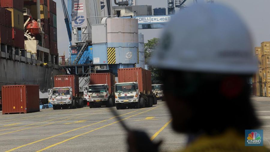 Sejumlah alat berat mengangkut muatan kontainer produk ekspor-impor di Terminal 3 IPC TPK Tanjung Priok, Senin, (8/7/2024). (CNBC Indonesia/Muhammad Sabki)
