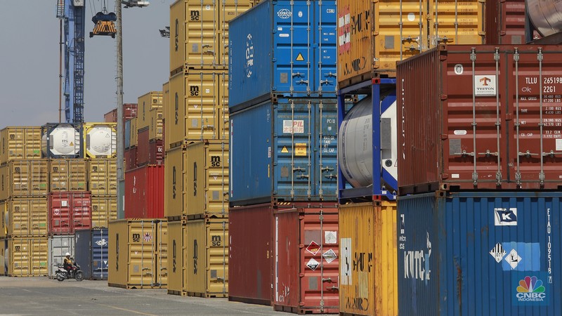Sejumlah alat berat mengangkut muatan kontainer produk ekspor-impor di Terminal 3 IPC TPK Tanjung Priok, Senin, (8/7/2024). (CNBC Indonesia/Muhammad Sabki)