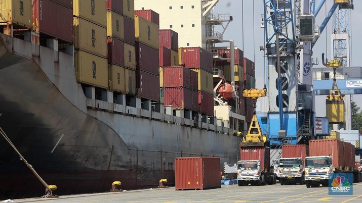 Sejumlah alat berat mengangkut muatan kontainer produk ekspor-impor di Terminal 3 IPC TPK Tanjung Priok, Senin, (8/7/2024). (CNBC Indonesia/Muhammad Sabki)