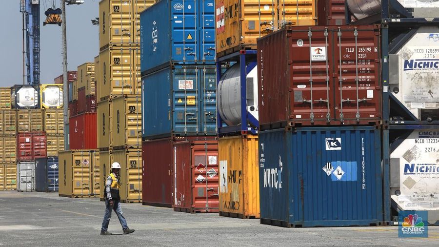 Sejumlah alat berat mengangkut muatan kontainer produk ekspor-impor di Terminal 3 IPC TPK Tanjung Priok, Senin, (8/7/2024). (CNBC Indonesia/Muhammad Sabki)