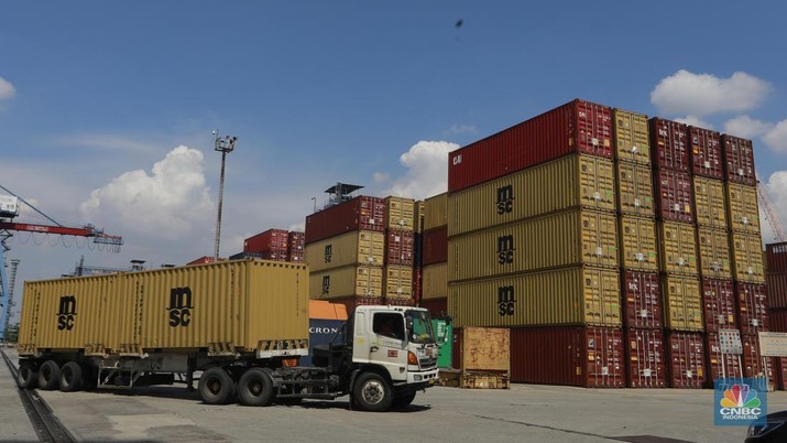 Sejumlah alat berat mengangkut muatan kontainer produk ekspor-impor di Terminal 3 IPC TPK Tanjung Priok, Senin, (8/7/2024). (CNBC Indonesia/Muhammad Sabki)