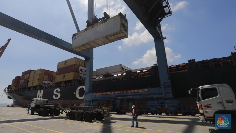 Sejumlah alat berat mengangkut muatan kontainer produk ekspor-impor di Terminal 3 IPC TPK Tanjung Priok, Senin, (8/7/2024). (CNBC Indonesia/Muhammad Sabki)