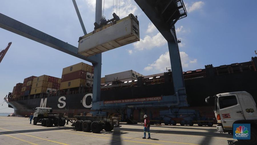 Sejumlah alat berat mengangkut muatan kontainer produk ekspor-impor di Terminal 3 IPC TPK Tanjung Priok, Senin, (8/7/2024). (CNBC Indonesia/Muhammad Sabki)