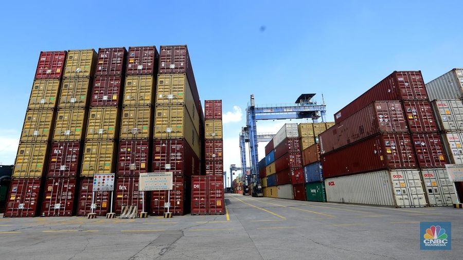 Sejumlah alat berat mengangkut muatan kontainer produk ekspor-impor di Terminal 3 IPC TPK Tanjung Priok, Senin, (8/7/2024). (CNBC Indonesia/Muhammad Sabki)