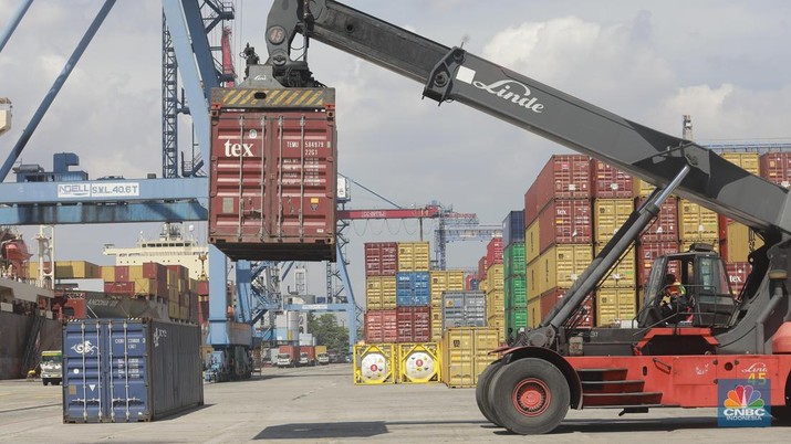 Sejumlah alat berat mengangkut muatan kontainer produk ekspor-impor di Terminal 3 IPC TPK Tanjung Priok, Senin, (8/7/2024). (CNBC Indonesia/Muhammad Sabki)