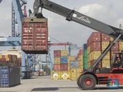 Foto: Sejumlah alat berat mengangkut muatan kontainer produk ekspor-impor di Terminal 3 IPC TPK Tanjung Priok, beberapa waktu lalu. (CNBC Indonesia/Muhammad Sabki)