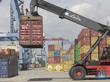 Foto: Sejumlah alat berat mengangkut muatan kontainer produk ekspor-impor di Terminal 3 IPC TPK Tanjung Priok, beberapa waktu lalu. (CNBC Indonesia/Muhammad Sabki)