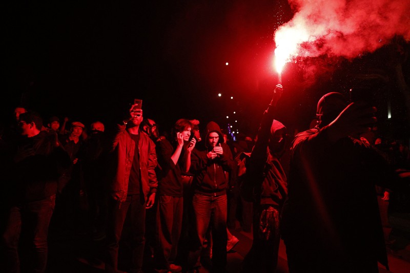 Seorang pengunjuk rasa melemparkan molotov saat bentrokan dengan polisi menyusul hasil parsial pada putaran kedua pemilihan awal parlemen Prancis, di Place de la Republique di Paris, Prancis, Minggu (7/7/2024). (REUTERS/Yara Nardi) Seorang pengunjuk rasa melemparkan molotov saat bentrokan dengan polisi menyusul hasil parsial pada putaran kedua pemilihan awal parlemen Prancis, di Place de la Republique di Paris, Prancis, Minggu (7/7/2024). (REUTERS/Yara Nardi)
