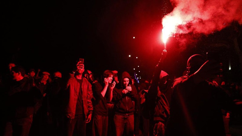 Seorang pengunjuk rasa melemparkan molotov saat bentrokan dengan polisi menyusul hasil parsial pada putaran kedua pemilihan awal parlemen Prancis, di Place de la Republique di Paris, Prancis, Minggu (7/7/2024). (REUTERS/Yara Nardi)