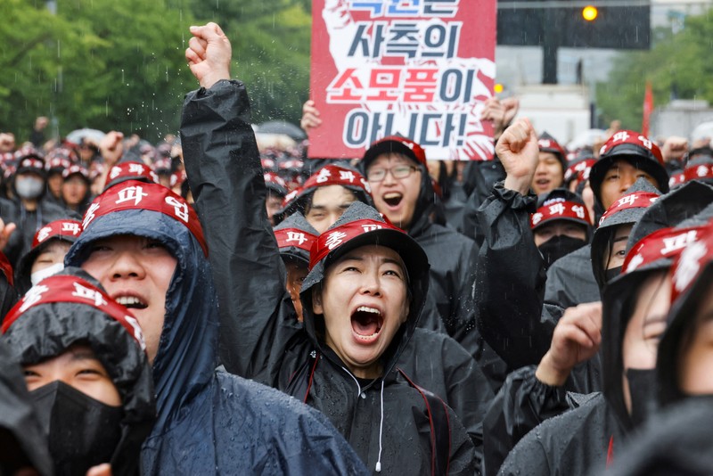 Para pekerja National Samsung Electronics Union (NSEU) meneriakkan slogan-slogan selama pemogokan umum untuk mengganggu produksi antara 8 dan 10 Juli, di depan Kampus Samsung Electronics Nano City Hwaseong di Hwaseong, Korea Selatan, 8 Juli 2024. (REUTERS/Kim Soo-hyeon)