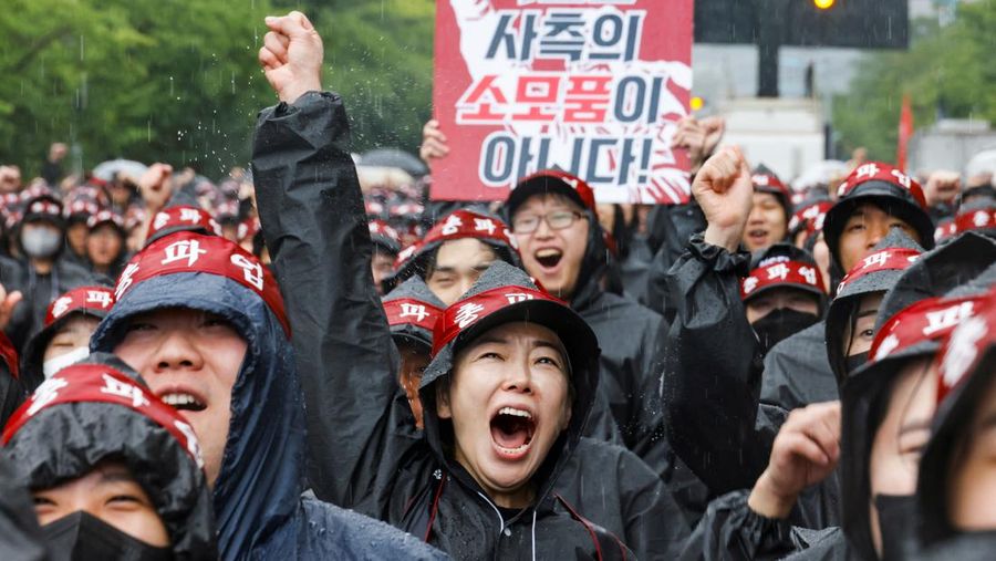 Para pekerja National Samsung Electronics Union (NSEU) meneriakkan slogan-slogan selama pemogokan umum untuk mengganggu produksi antara 8 dan 10 Juli, di depan Kampus Samsung Electronics Nano City Hwaseong di Hwaseong, Korea Selatan, 8 Juli 2024. (REUTERS/Kim Soo-hyeon)