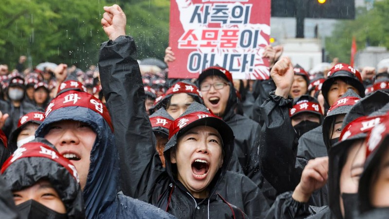 Para pekerja National Samsung Electronics Union (NSEU) meneriakkan slogan-slogan selama pemogokan umum untuk mengganggu produksi antara 8 dan 10 Juli, di depan Kampus Samsung Electronics Nano City Hwaseong di Hwaseong, Korea Selatan, 8 Juli 2024. (REUTERS/Kim Soo-hyeon)