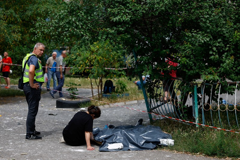 Tim penyelamat bekerja di Rumah Sakit Anak Okhmatdyt yang rusak akibat serangan rudal Rusia, di tengah serangan Rusia ke Ukraina, di Kyiv, Ukraina 8 Juli 2024. Tim penyelamat bekerja di Rumah Sakit Anak Okhmatdyt yang rusak akibat serangan rudal Rusia, di tengah serangan Rusia ke Ukraina, di Kyiv, Ukraina 8 Juli 2024. (REUTERS/Gleb Garanich)