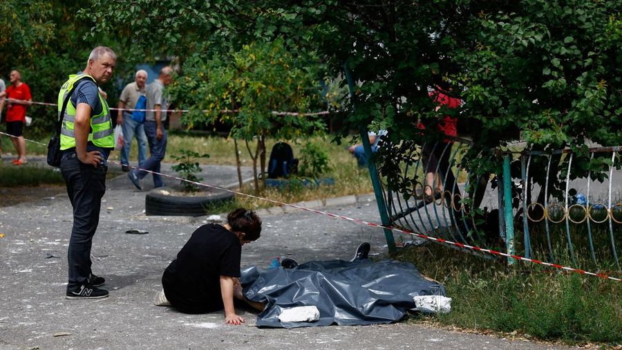 Tim penyelamat bekerja di Rumah Sakit Anak Okhmatdyt yang rusak akibat serangan rudal Rusia, di tengah serangan Rusia ke Ukraina, di Kyiv, Ukraina 8 Juli 2024. (REUTERS/Gleb Garanich)