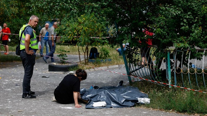 Tim penyelamat bekerja di Rumah Sakit Anak Okhmatdyt yang rusak akibat serangan rudal Rusia, di tengah serangan Rusia ke Ukraina, di Kyiv, Ukraina 8 Juli 2024. (REUTERS/Gleb Garanich)