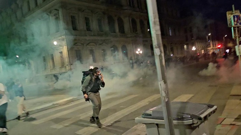 Seorang pengunjuk rasa melemparkan molotov saat bentrokan dengan polisi menyusul hasil parsial pada putaran kedua pemilihan awal parlemen Prancis, di Place de la Republique di Paris, Prancis, Minggu (7/7/2024). (REUTERS/Yara Nardi)