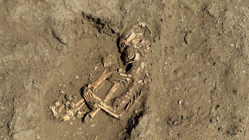 Sebuah tim arkeolog sedang mengerjakan apa yang tampak seperti bagian dari kuil upacara berusia 4.000 tahun yang terkubur di bukit pasir di Peru utara, di Lambayeque, Peru, dalam gambar yang diperoleh Reuters pada 5 Juli 2024. Sebuah tim arkeolog sedang mengerjakan apa yang tampak seperti bagian dari kuil upacara berusia 4.000 tahun yang terkubur di bukit pasir di Peru utara, di Lambayeque, Peru, dalam gambar yang diperoleh Reuters pada 5 Juli 2024. (Tangkapan Layar Video Reuters)