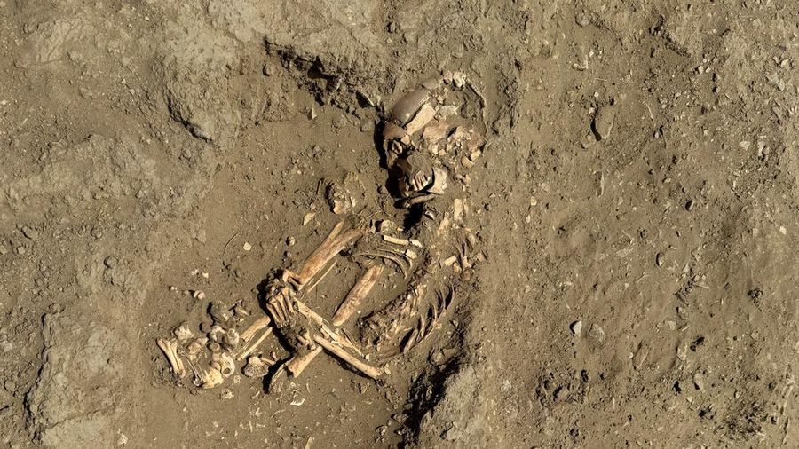 Sebuah tim arkeolog sedang mengerjakan apa yang tampak seperti bagian dari kuil upacara berusia 4.000 tahun yang terkubur di bukit pasir di Peru utara, di Lambayeque, Peru, dalam gambar yang diperoleh Reuters pada 5 Juli 2024. (Tangkapan Layar Video Reuters)