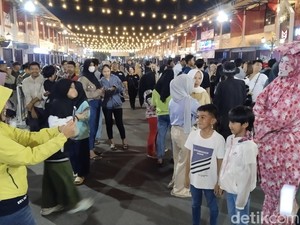 Gemerlap Cayaha di Kawasan Pertokoan Siliwangi Kuningan