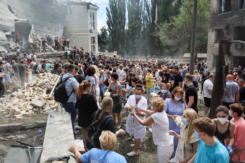 Tim penyelamat bekerja di Rumah Sakit Anak Okhmatdyt yang rusak akibat serangan rudal Rusia, di tengah serangan Rusia ke Ukraina, di Kyiv, Ukraina 8 Juli 2024. Tim penyelamat bekerja di Rumah Sakit Anak Okhmatdyt yang rusak akibat serangan rudal Rusia, di tengah serangan Rusia ke Ukraina, di Kyiv, Ukraina 8 Juli 2024. (REUTERS/Gleb Garanich)